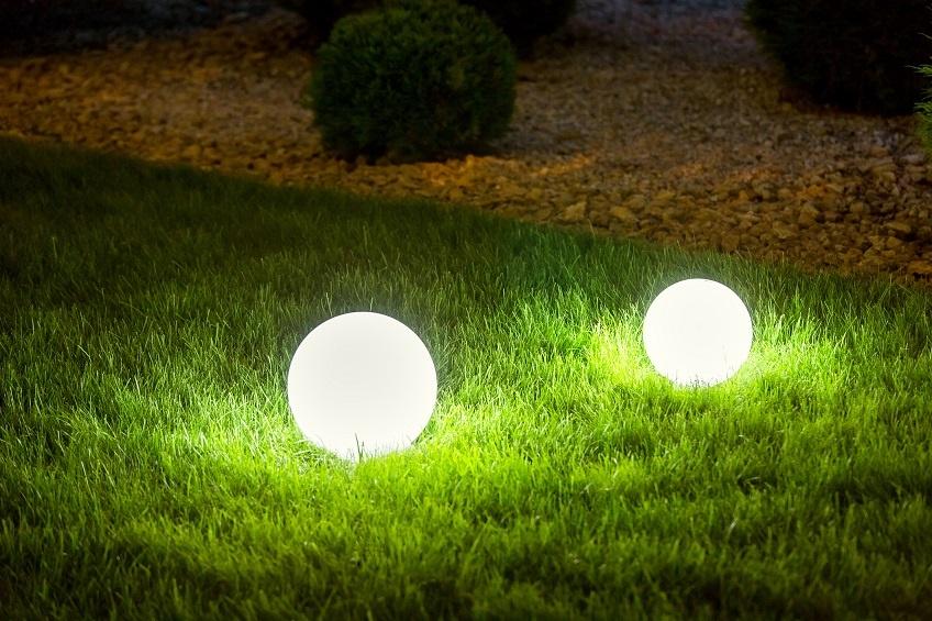 oświetlenie ogrodowe w kształcie kuli